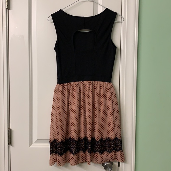 Medium dress 👗 $5 - Picture 2 of 4
